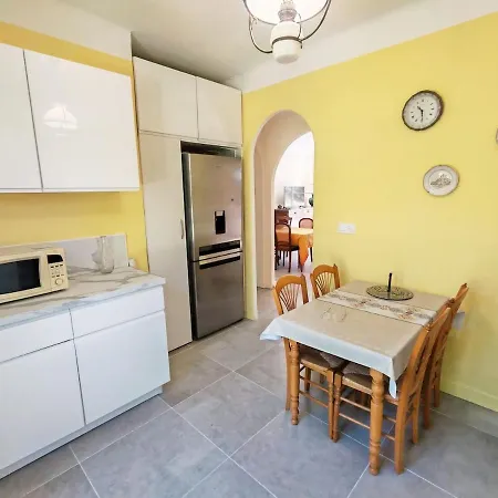Ensoleillé Avec Terrasse Et à Proximité Appartamento